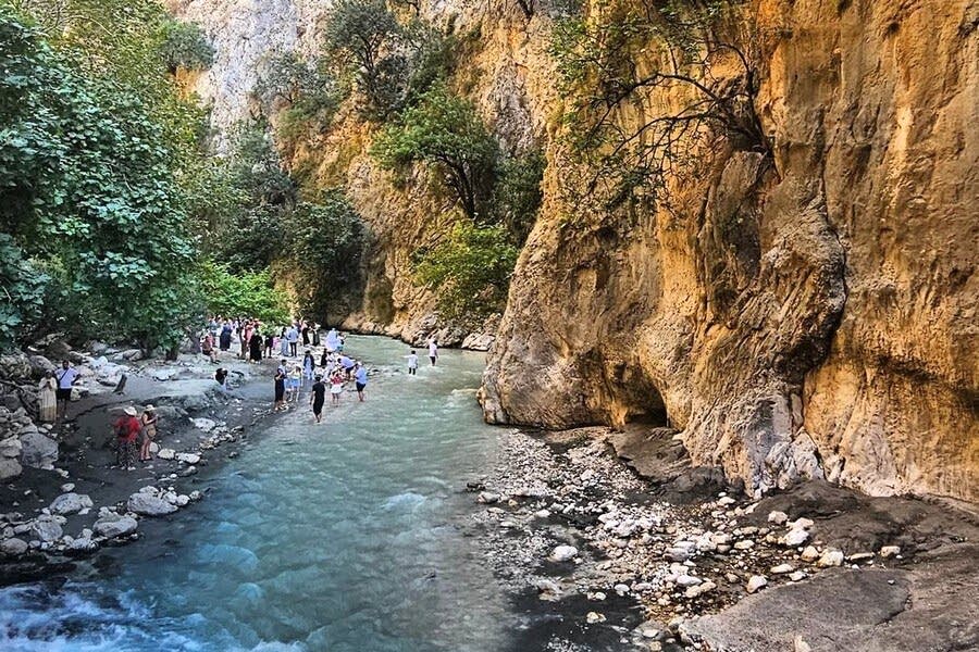 Saklıkent Kanyonu’nun buz gibi sularında yürüyün