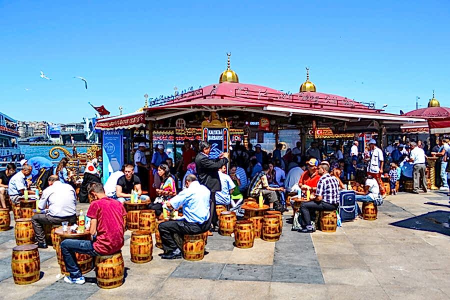 Eminönü'nde balık ekmek yiyin!